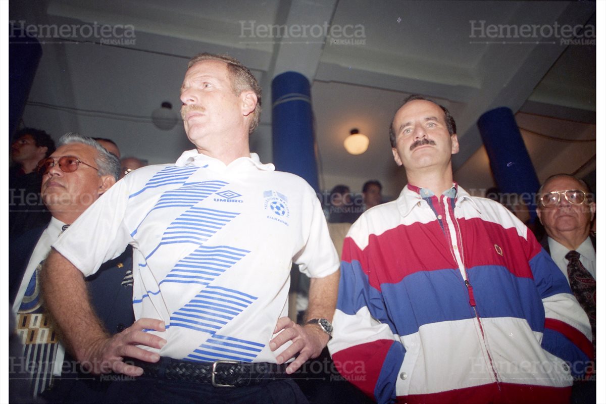 El presidente Alvaro Arzú, acompañado por su homólogo José María Figueres, de Costa Rica lamentan lo sucedido previo al encuentro de futbol entre las selecciones de Guatemala y Costa Rica. (Foto: Hemeroteca PL)