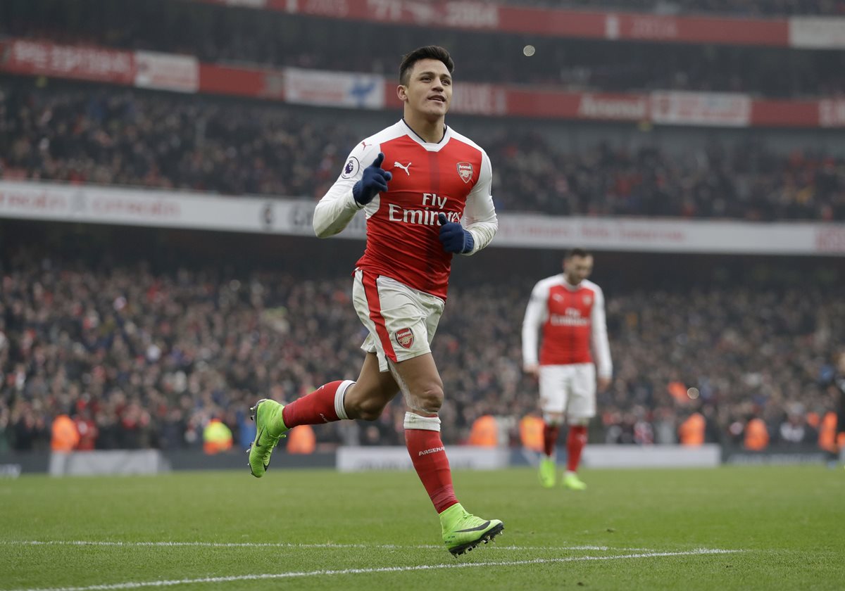 Alexis Sánchez despejó dudas de sus detractores con una gran actuación este sábado. (Foto Prensa Libre: AP)