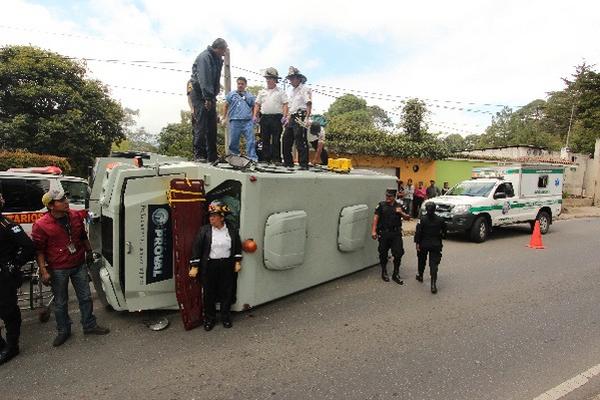 Socorristas, autoridades y curiosos observan el vehículo blindado que bloqueó un carril de la ruta.