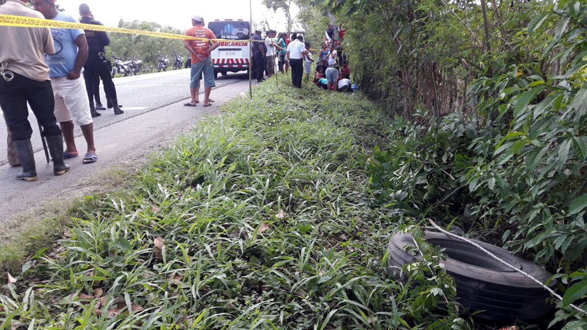 Lugar donde se le desprendió la llanta a un tráiler y mató a un hombre, en Lívingston. (Foto Prensa Libre: Dony Stewart).