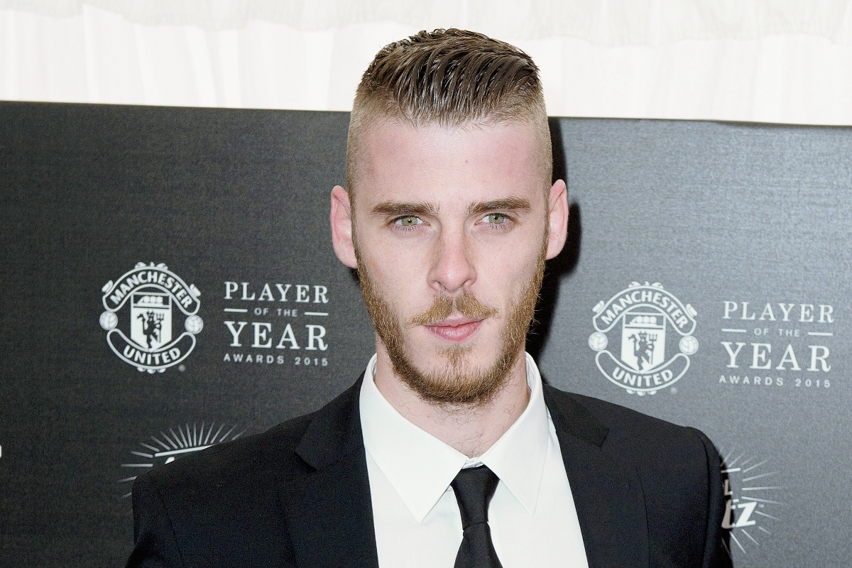 El español, David de Gea, posa en la alfombra roja en la llegada a la gala de premios del Manchester United. (Foto Prensa Libre: AFP)