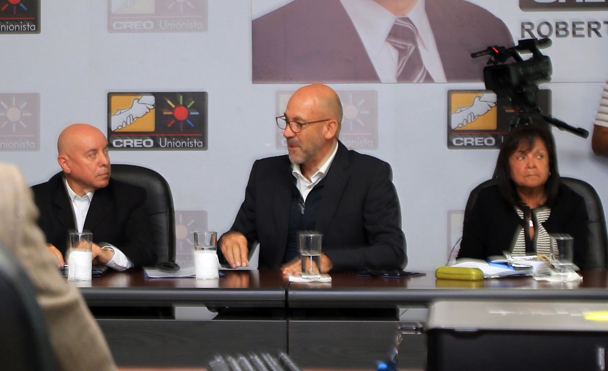 Gerardo Aguirre (Centro) responde a los cuestionamientos de los congresistas. (Foto Prensa Libre: Carlos Vicente)