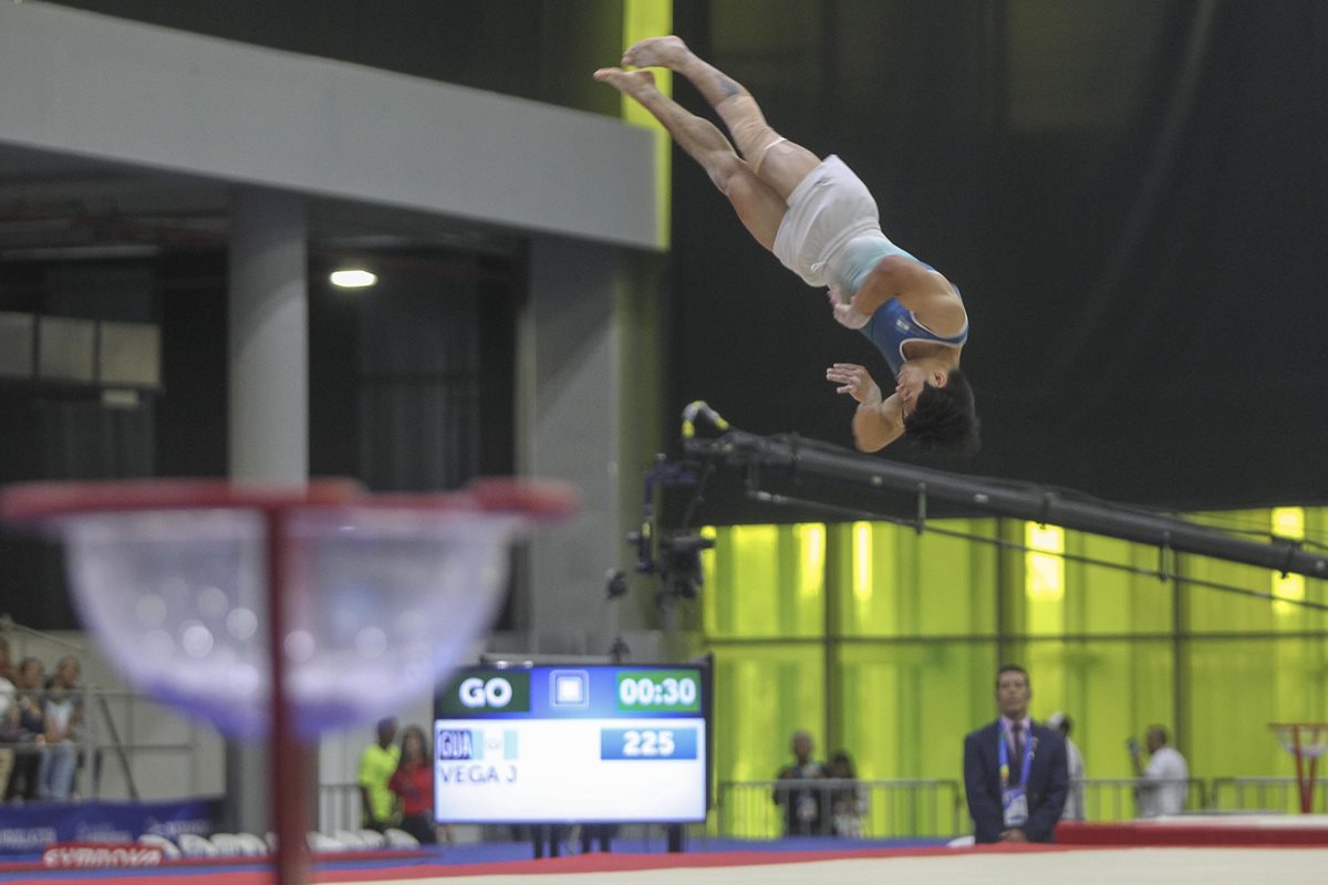 El gimnasta nacional Jorge Vega, se quedó con la medalla de oro en piso, en Barranquilla 2018. (Foto Prensa Libre: Cortesía ACD)