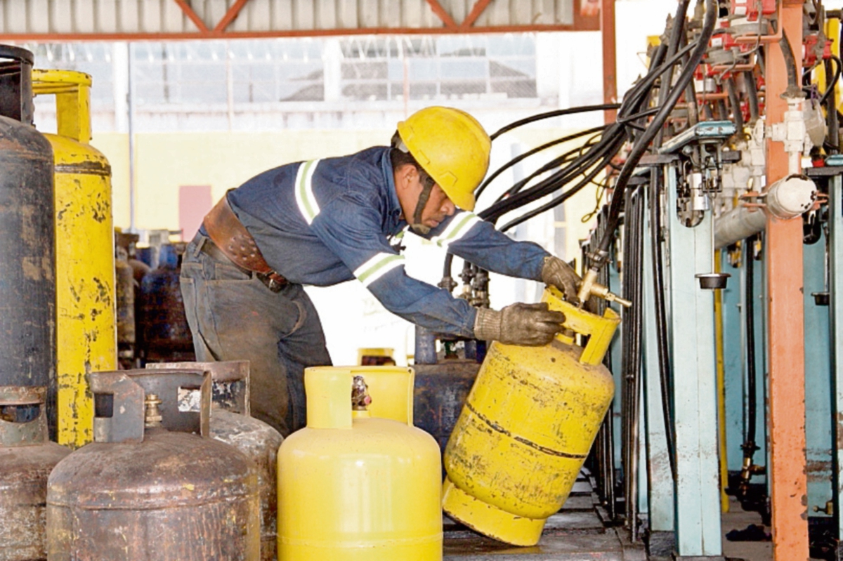 El procurador de los Derechos Humanos sugiere que más empresas ofrezcan gas en el país. (Foto Prensa Libre: cortesía MEM)