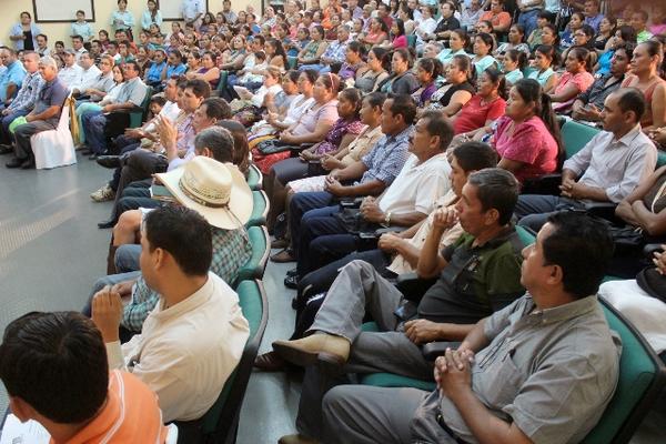 Parte del grupo de mujeres que participaron en talleres de capacitanción  en invitados al acto de graduación, en Mazatenango. (Foto Prensa Libre:  Danilo López)