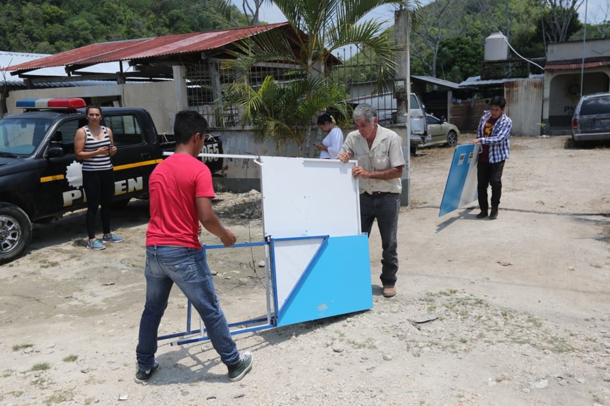 Voluntarios trasladan el mobiliario para la consulta popular en un centro de votación en Petén. (Foto Prensa Libre: Erick Avila)