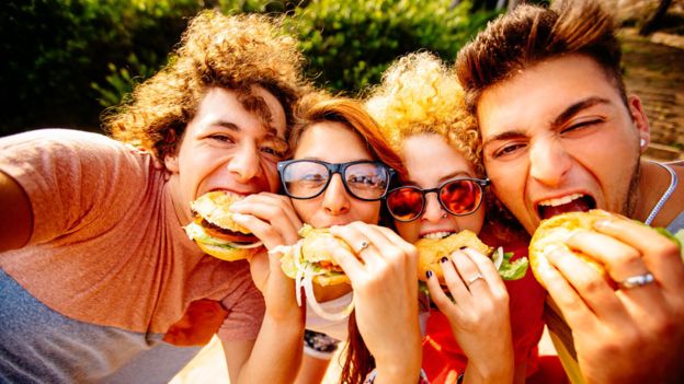 La comida llena de sal, azúcar y grasas genera una "sinfonía de sabores" en tu boca. (GETTY IMAGES)