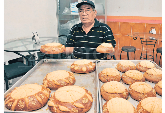 Plutarco Sánchez "Don Taco", muestra tortas de recado. (Foto: Hemeroteca PL)