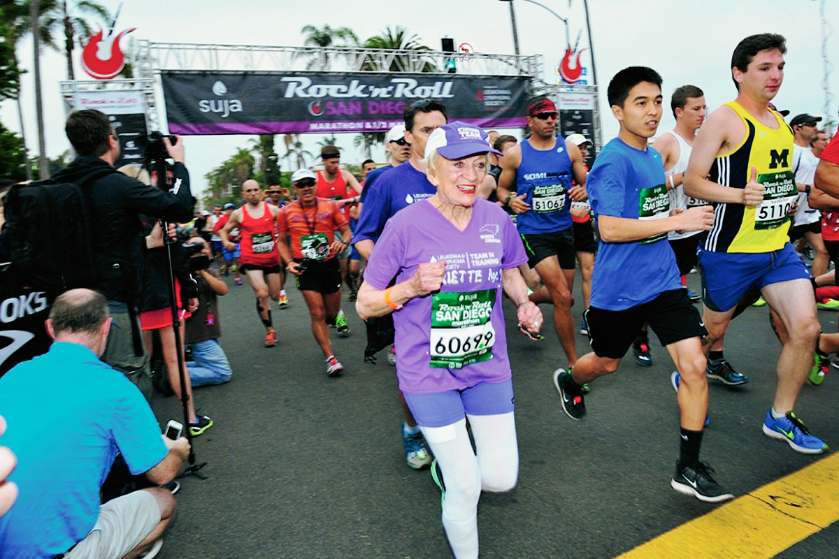 Harriette Thompson ingresa a la meta en medio de aplausos y festejos. (Foto Prensa Libre: AP)