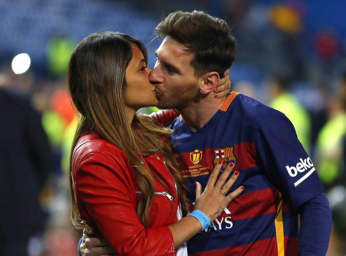 Digno de un crack, Antonella le da un justo premio a Messi. (Foto Prensa Libre: AP)