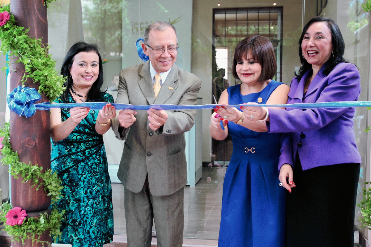 Verónica Paz, Riquelmi Gasparico, Maritza Ochoa, presidenta del Colegio de Psicólogos de Guatemala y Guisela Cárcamo. Foto Prensa Libre: Edwin Castro