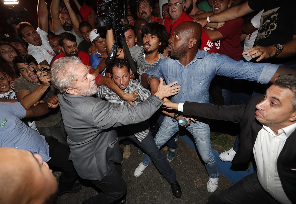 Entre empujones y vallas de simpatizantes, Lula abandona sede del sindicato metalúrgico para entregarse a la Policía.