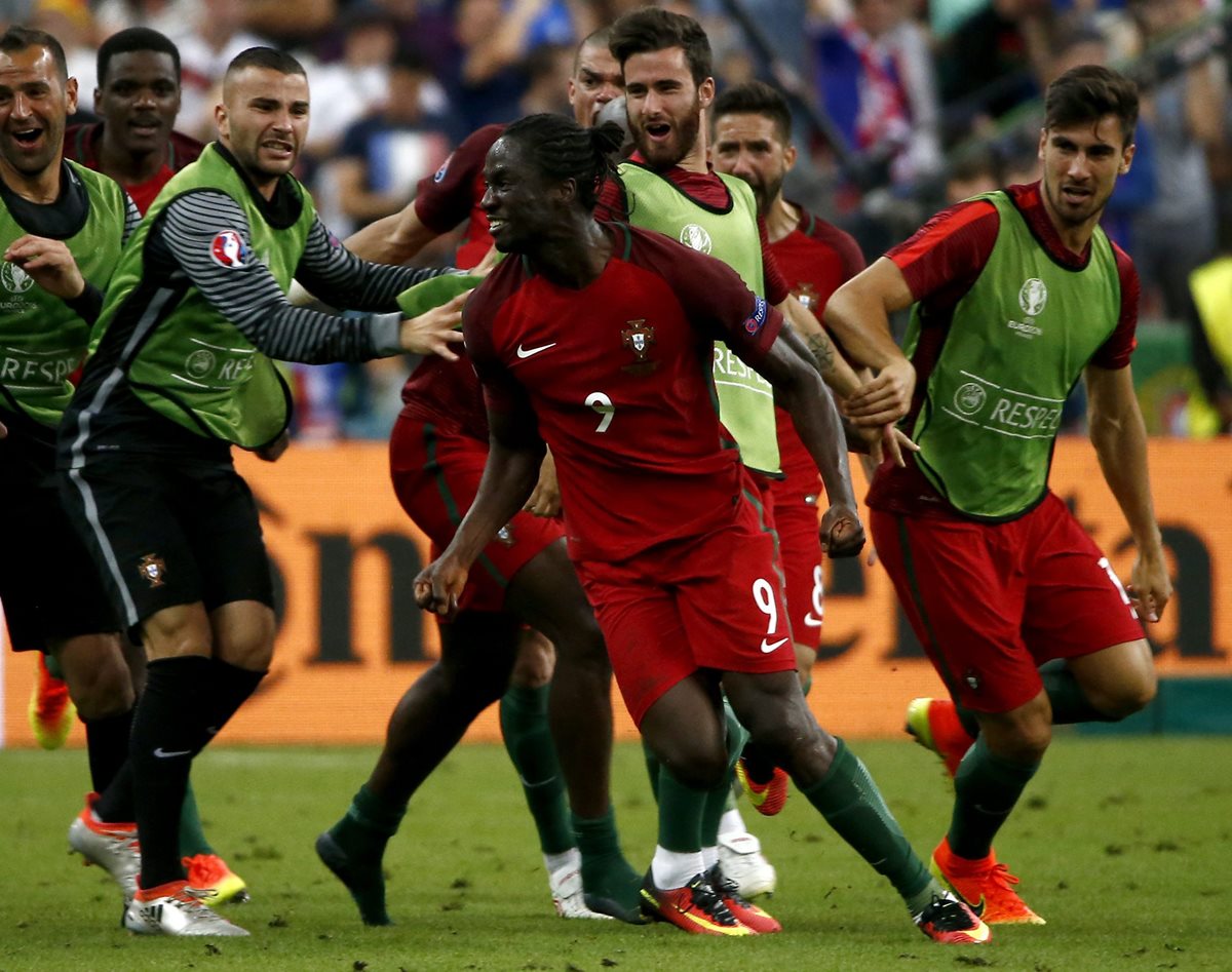 Celebración de Éder después de anotar el gol que le dio el título a Portugal en la Euro 2016. (Foto Prensa Libre: EFE).