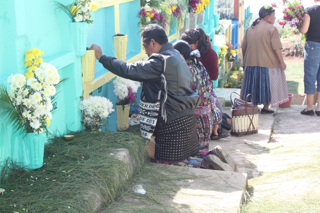 Familias visitan tumbas de parientes en cementerio de la ciudad de Sololá. (Foto Prensa Libre: Ángel Julajuj)