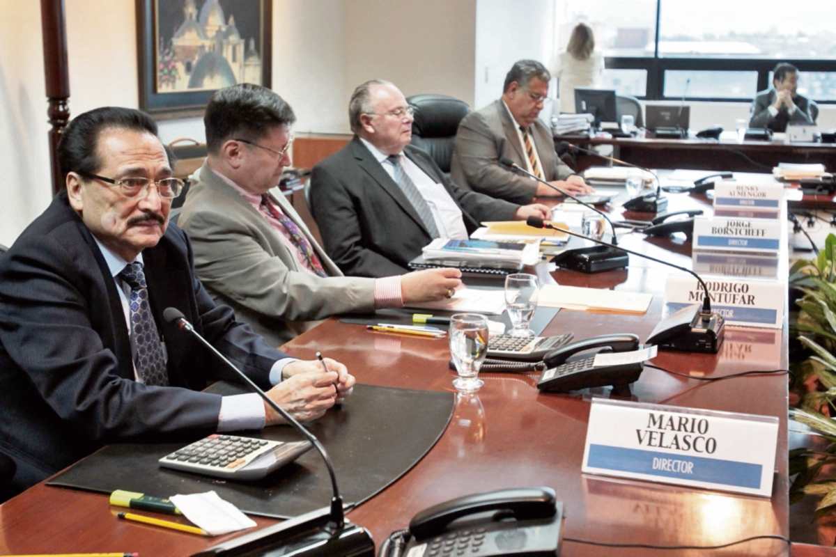 Los integrantes del Directorio de la SAT despejarán el proceso para elegir al nuevo superintendente que quedo aplazado por un recurso de revisión. (FOTO PRENSA LIBRE: PAULO RAQUEC)