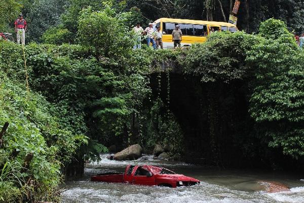 Un picop cayó al río recientemente. Al parecer, el conductor  no se percató del estado del puente.