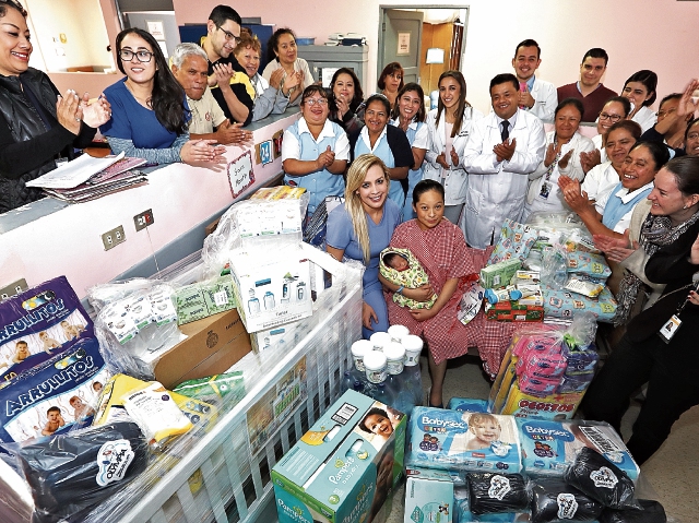 Sara Martín Baján, de 25 años, es la feliz madre ganadora de la Maratón de la Cigüeña 2018. Su parto fue atendido en el Hospital General San Juan de Dios.