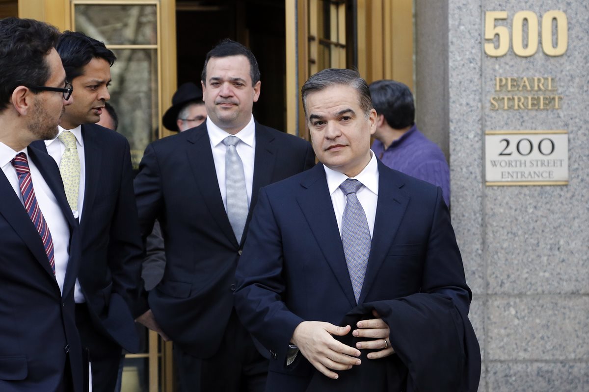 Yani Rosenthal Benjamín, (frente) y su primo, Yankel Rosenthal, abandonan la corte federal de Nueva York. (Foto Prensa Libre: AP).