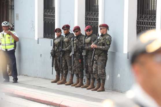 Manifestantes llegan al Centro Histórico donde agentes de la PNC y efectivos del Ejército resguardan el Congreso.