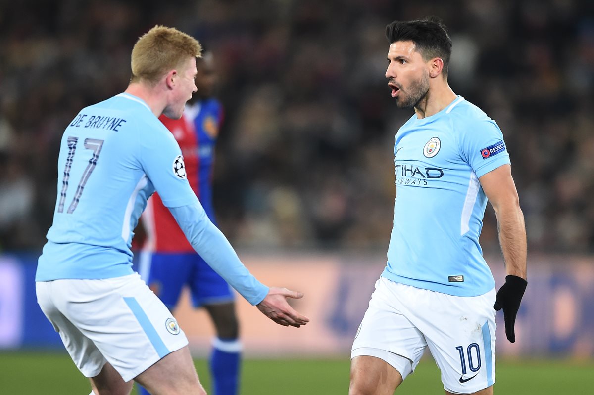 Kevin de Bruyne celebra con Sergio Agüero. (Foto Prensa Libre: AFP)