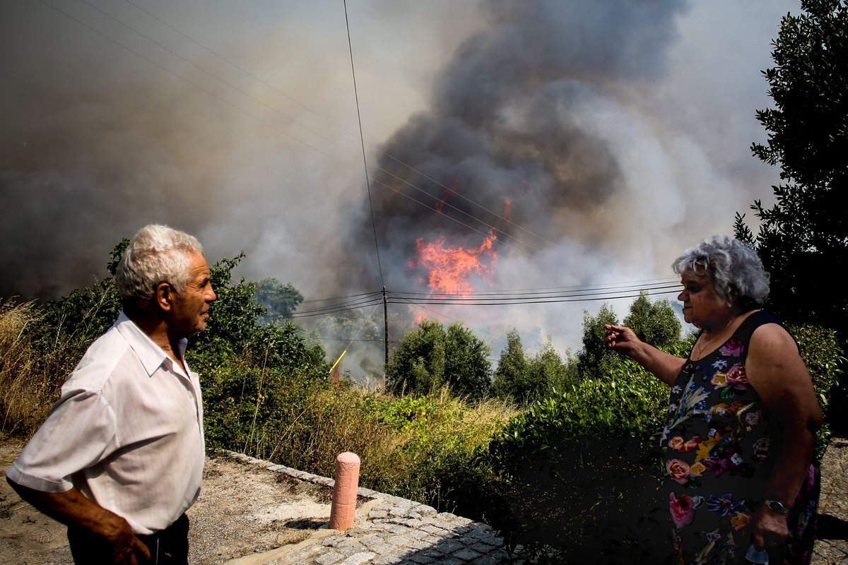 Cientos de bomberos y soldados portugueses combaten feroces incendios forestales en la ciudad turística de Algarve. (AFP)