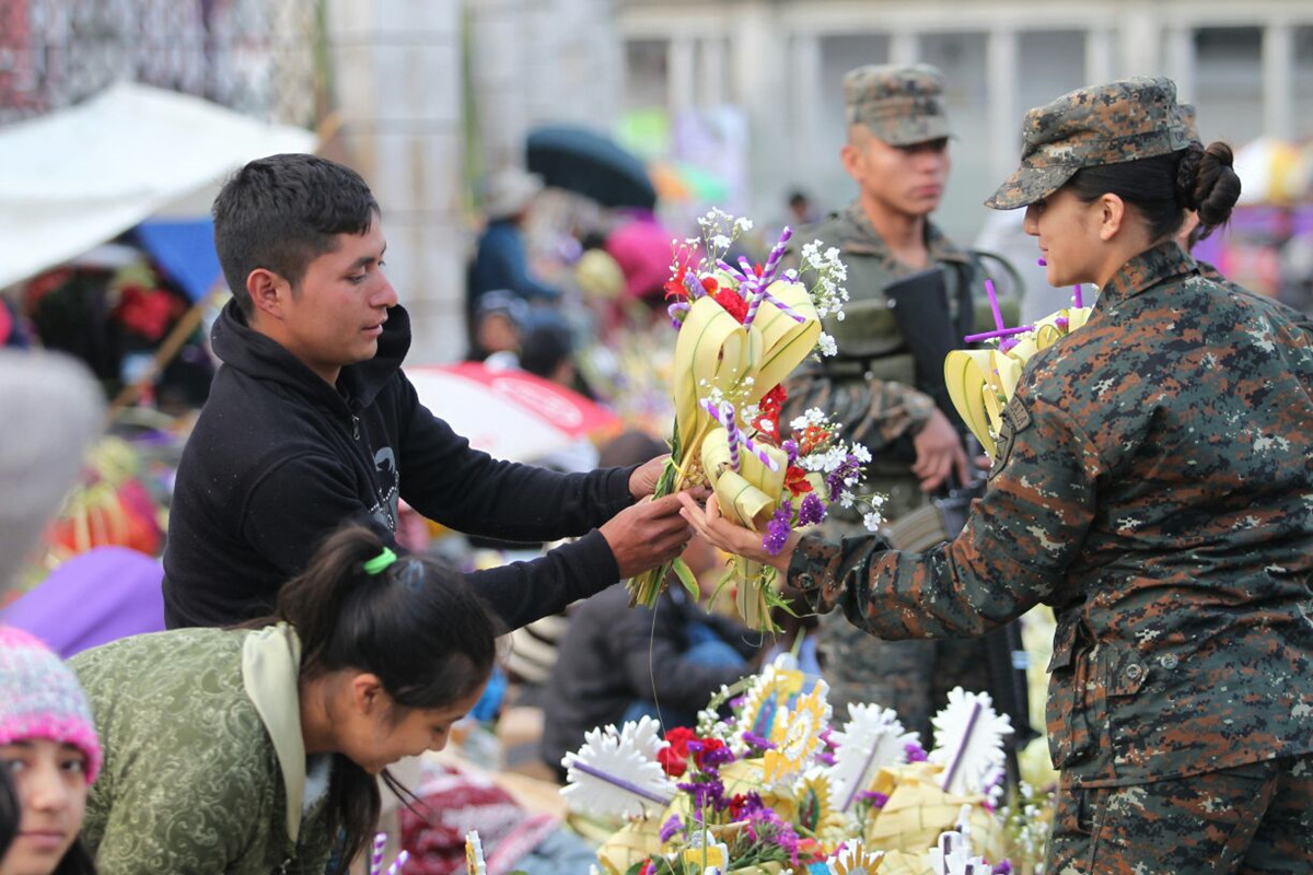 Guatemaltecos en la capital celebran el Domingo de Ramos.