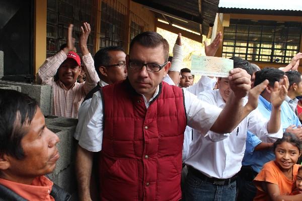 Manuel Baldizón entregó un cheque por   Q45 mil para la compra de un  terreno.
