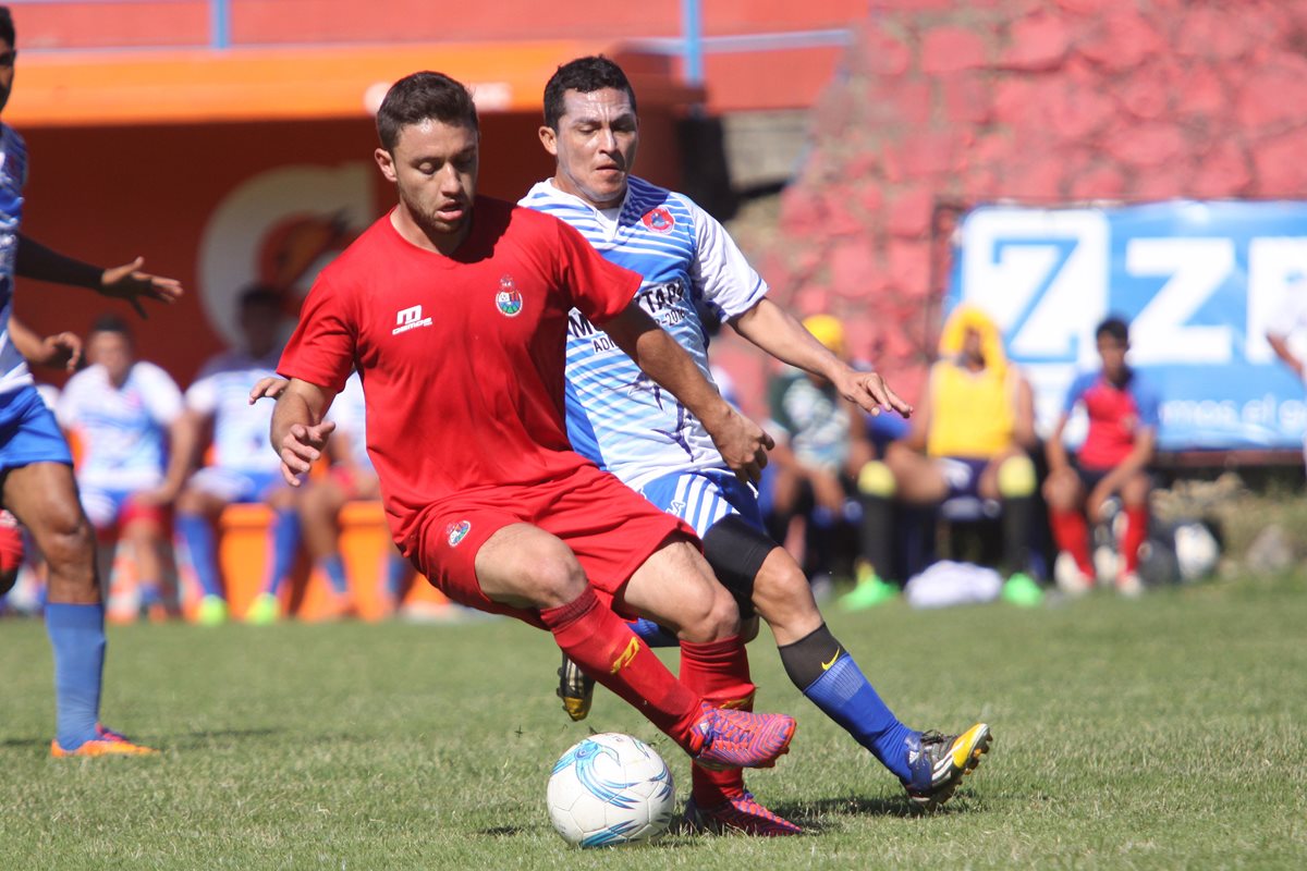 Henry López, en acción, durante el partido amistoso contra Iztapa. (Foto Prensa Libre: Jesús Cuque)