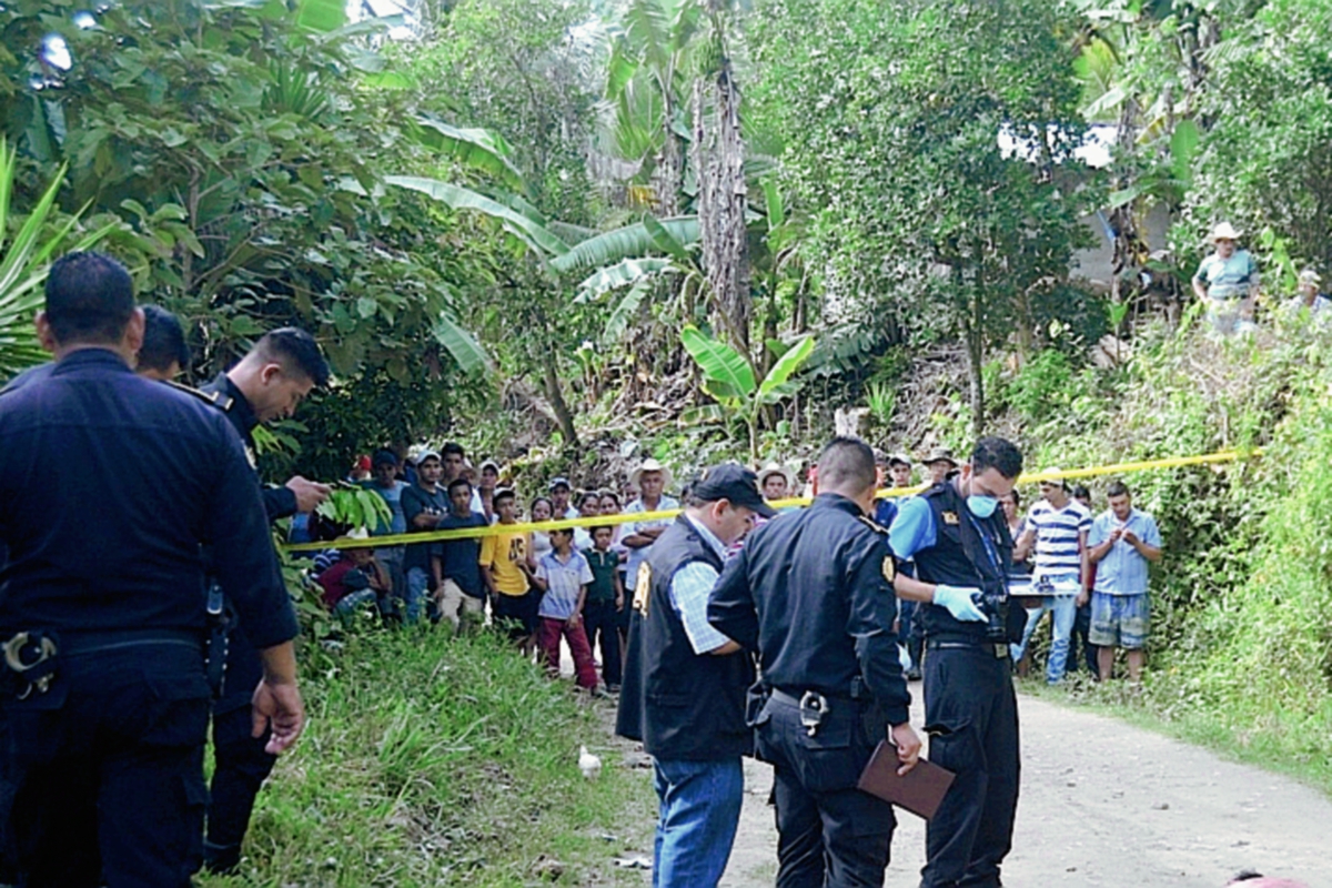 Fiscales del  Ministerio Público recolectan evidencias en la escena del crimen, donde un hombre murió en Gualán, Zacapa. (Foto Prensa Libre: Víctor Gómez)