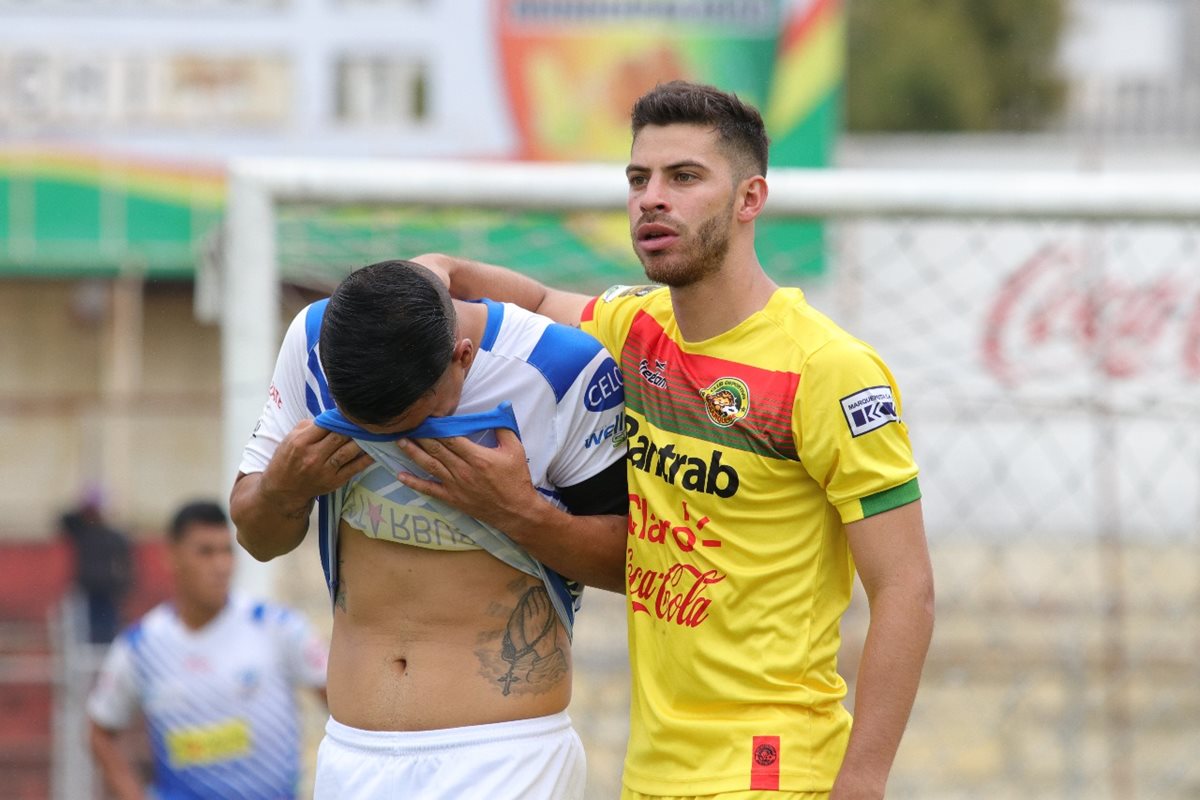 Daniel Marronquín consuela a Santamaría al finalizar el partido.