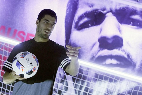 El delantero uruguayo del FC Barcelona, Luis Suárez, posa para los fotógrafos durante un acto promocional de su marca de zapatos. (Foto Prensa Libre: EFE)