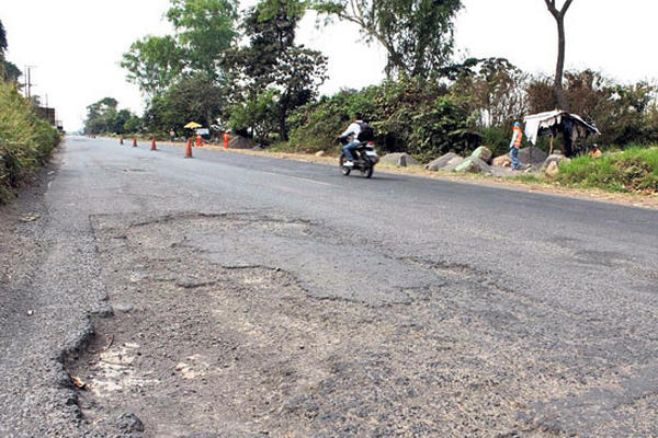 En varias partes de la CA-2 Occidente se puede  observar este tipo de deterioro y daños en diferentes tramos. En la foto se ven varios baches con los que los automovilistas se topan en el kilómetro 177.