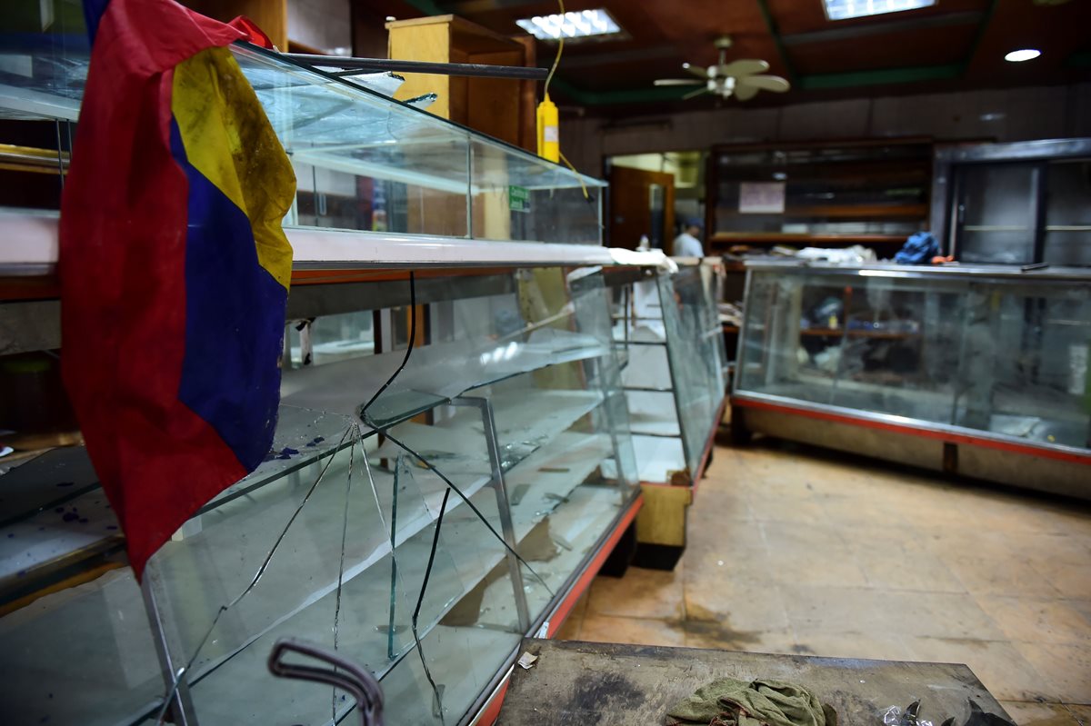 Saqueadores aprovechan caos en las calles de Venezuela. (Foto Prensa Libre: AFP)