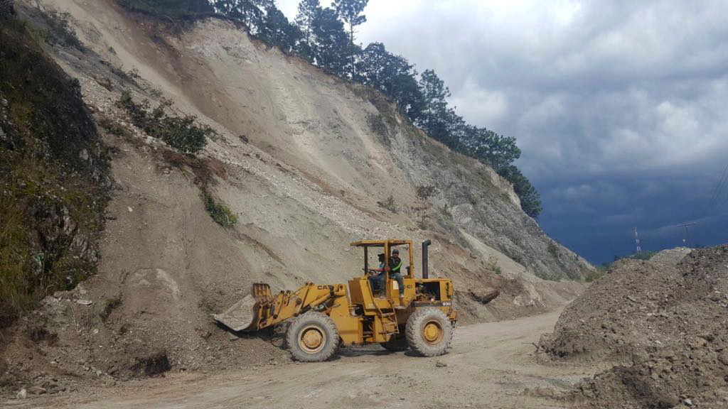 Maquinaria de la zona vial 6 de Caminos despeja el camino de San Sebastián, Huehuetenango. (Foto Prensa Libre: Mike Castillo)