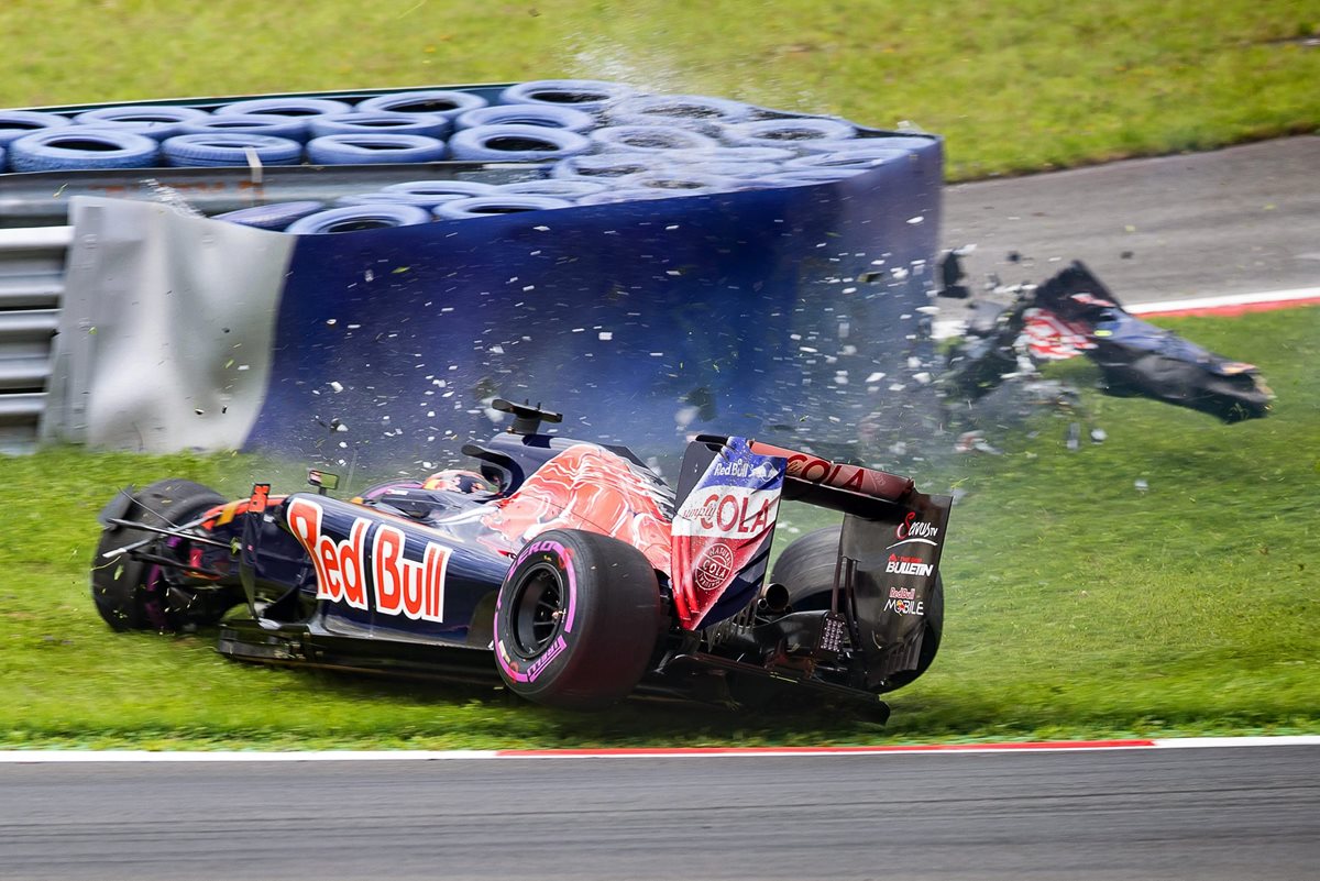 Daniil Kvyat, de la escudería Toro Rosso, sufre aparatoso accidente. (Foto Prensa Libre: EFE)