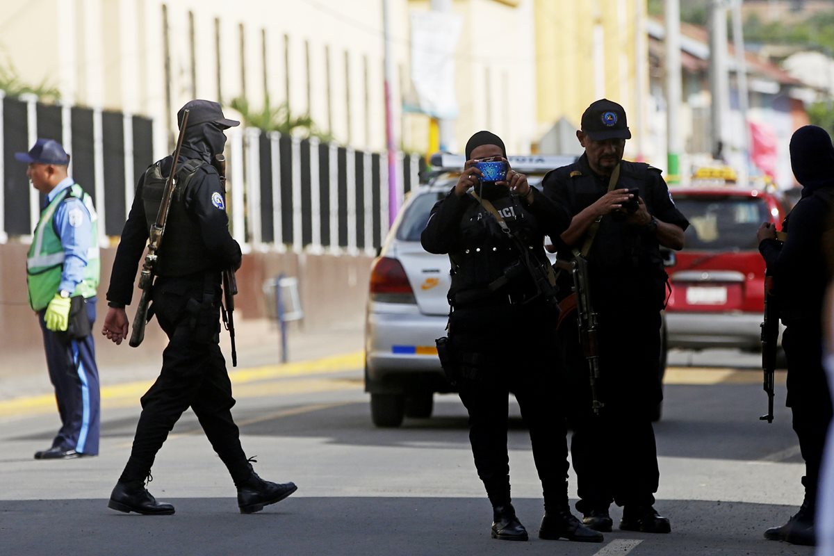 Policías vetaron la labor periodística internacional en Nicaragua. (Foto Prensa Libre: EFE)