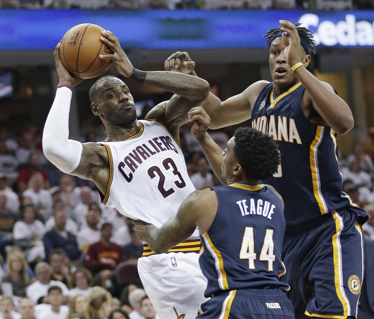 LeBron James, trata de evitar la marca de los jugadores de los Pacers Myles Turner y Jeff Teague. (Foto prensa Libre: AP)