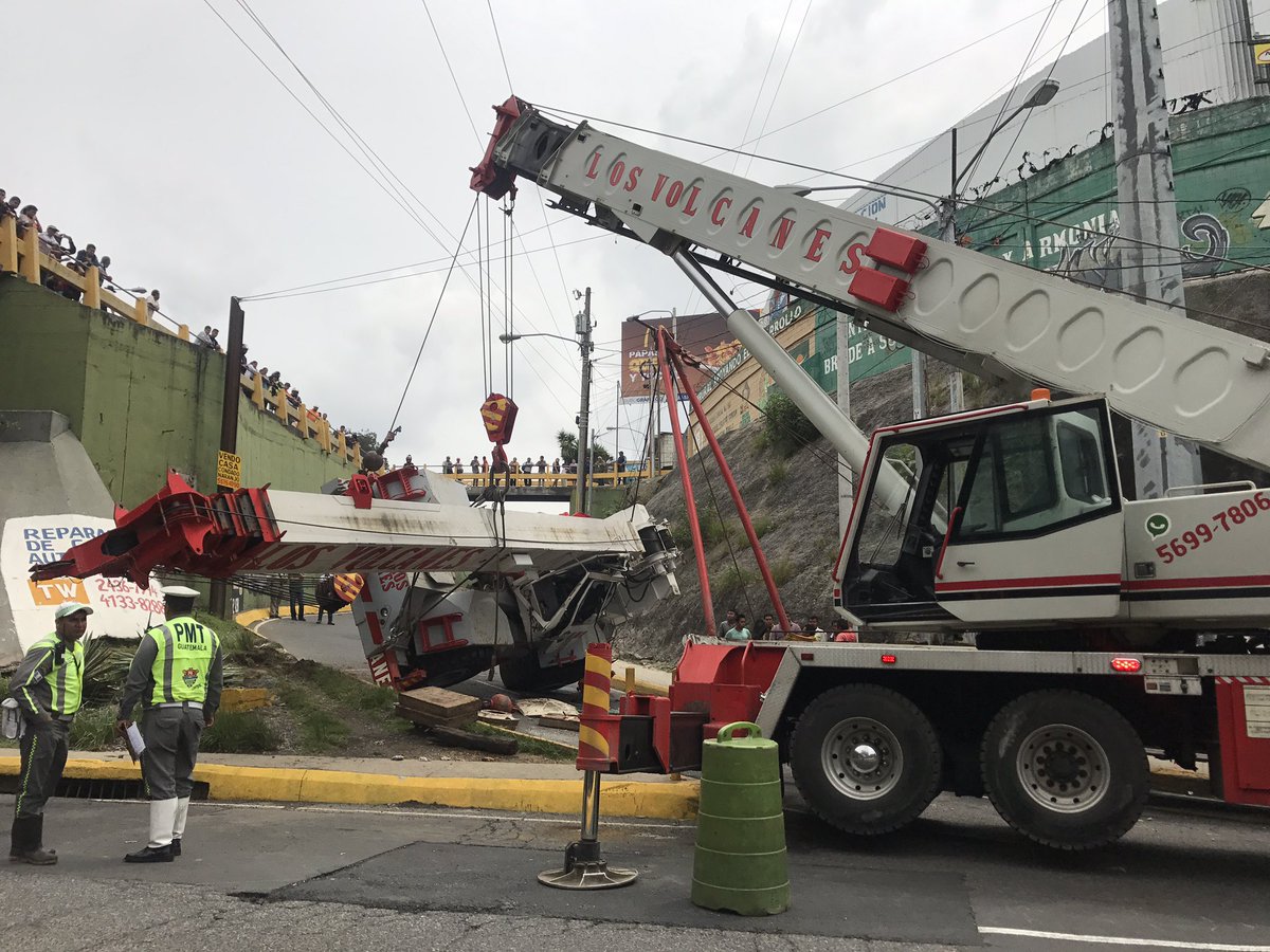 Plumas trabajan para movilizar la grúa volcada. (Foto Prensa Libre: @jcvmendoza).