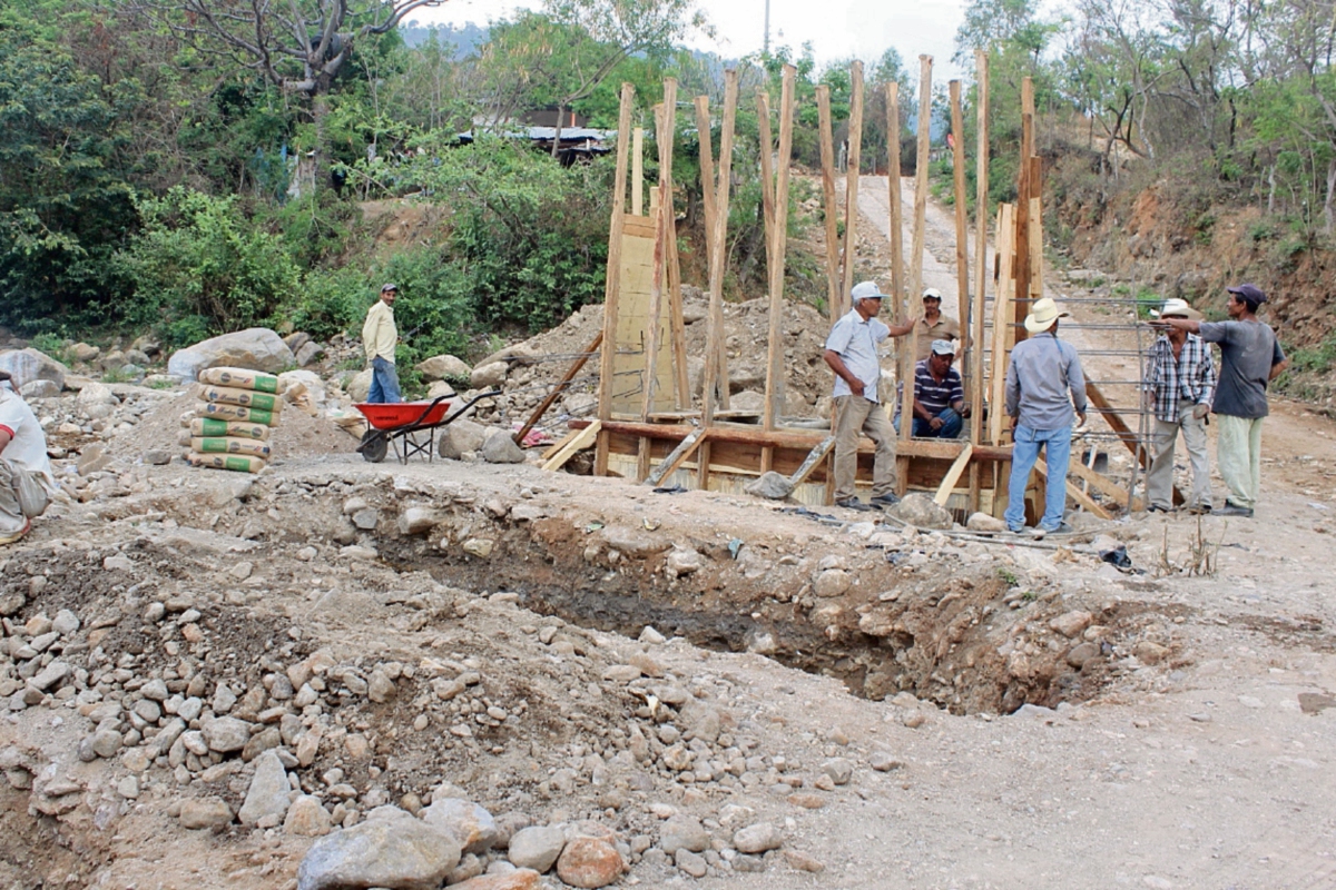 Residentes   de  El Chaperno,   Jutiapa, construyen por cuenta propia un puente en ruta  hacia  la cabecera, el cual beneficiará a unas 10 mil personas. (Foto Prensa Libre: Óscar  González)