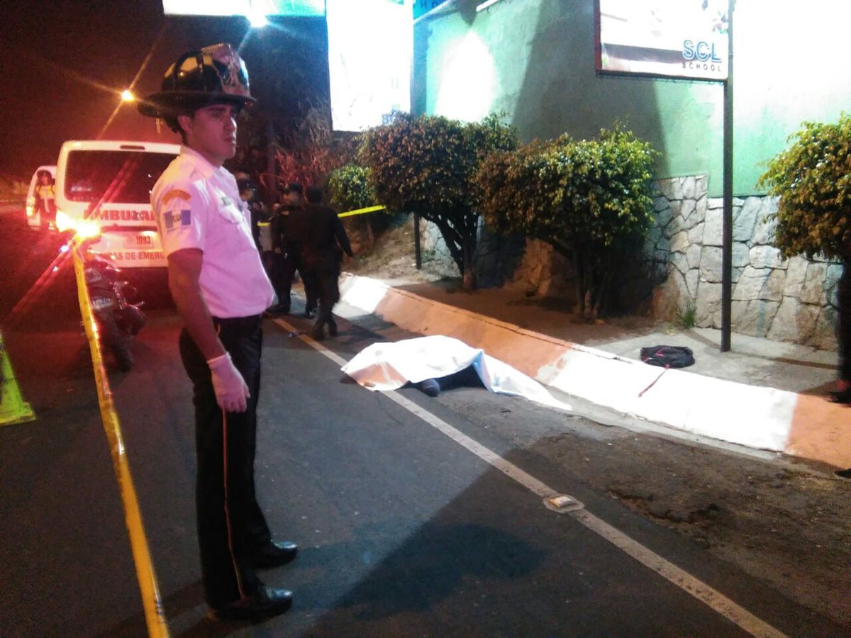 Bomberos encontraron dos cuerpos a un lado de la carretera. (Foto: César Pérez)