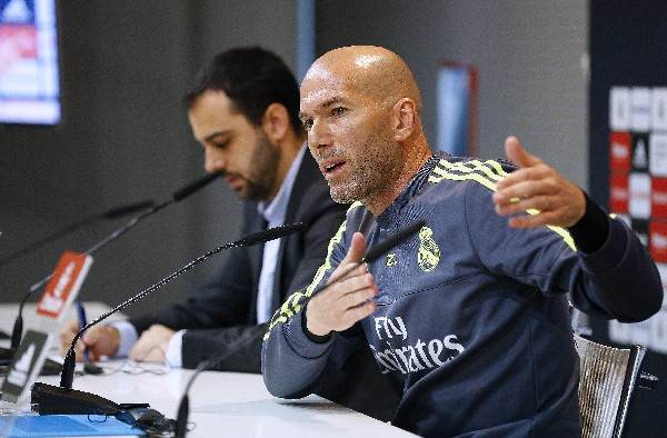 El técnico del Real Madrid, Zinedine Zidane, habló de las aspiraciones en la Liga previo al partido contra el Atlético. (Foto Prensa Libre: EFE)