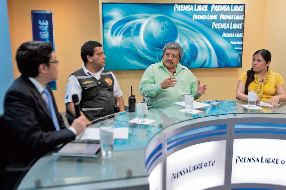 El bombero voluntario Willian Gonzales y el experto en ordenamiento urbano Florentín Martínez —al centro— conversan con los periodistas José Manuel Patzán y Andrea Orozco.