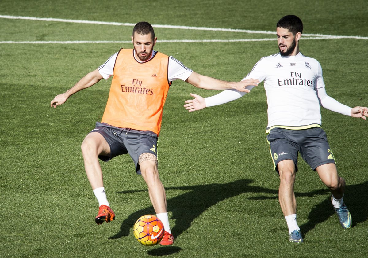 Karim Benzema y Francisco Alarcón "Isco" durante el entrenamiento que el equipo realizó hoy en la Ciudad Deportiva de Valdebebas. (Foto Prensa Libre: EFE)