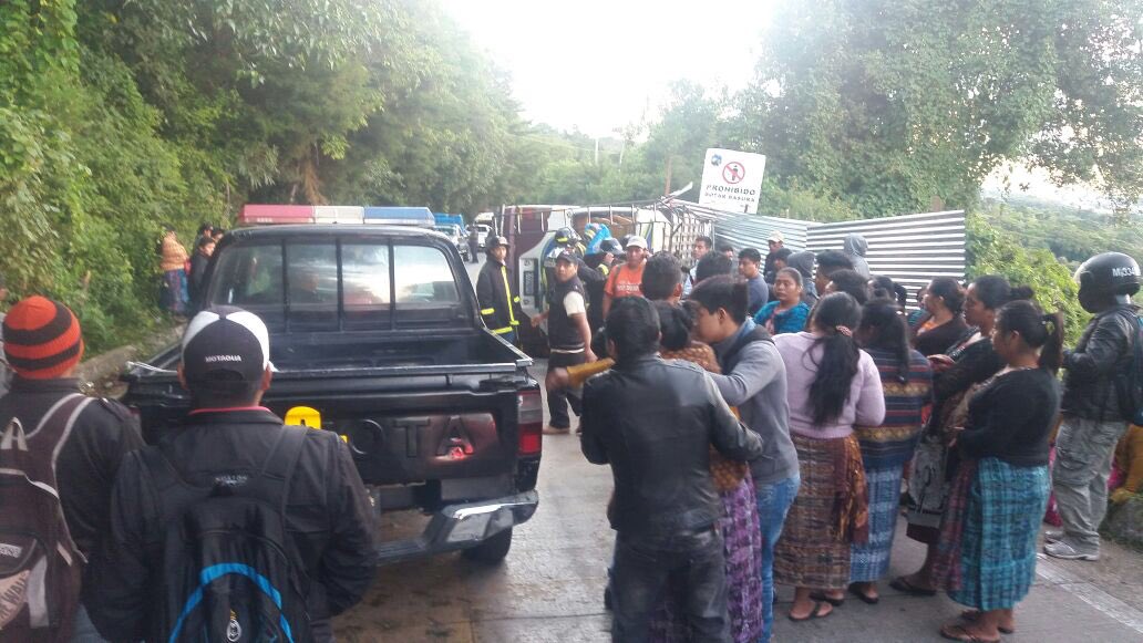 Pobladores asisten al lugar del accidente, en el kilómetro 47 de la ruta de Antigua Guatemala a Santa María de Jesús, Sacatepéquez. (Foto Prensa Libre: Renato Melgar)