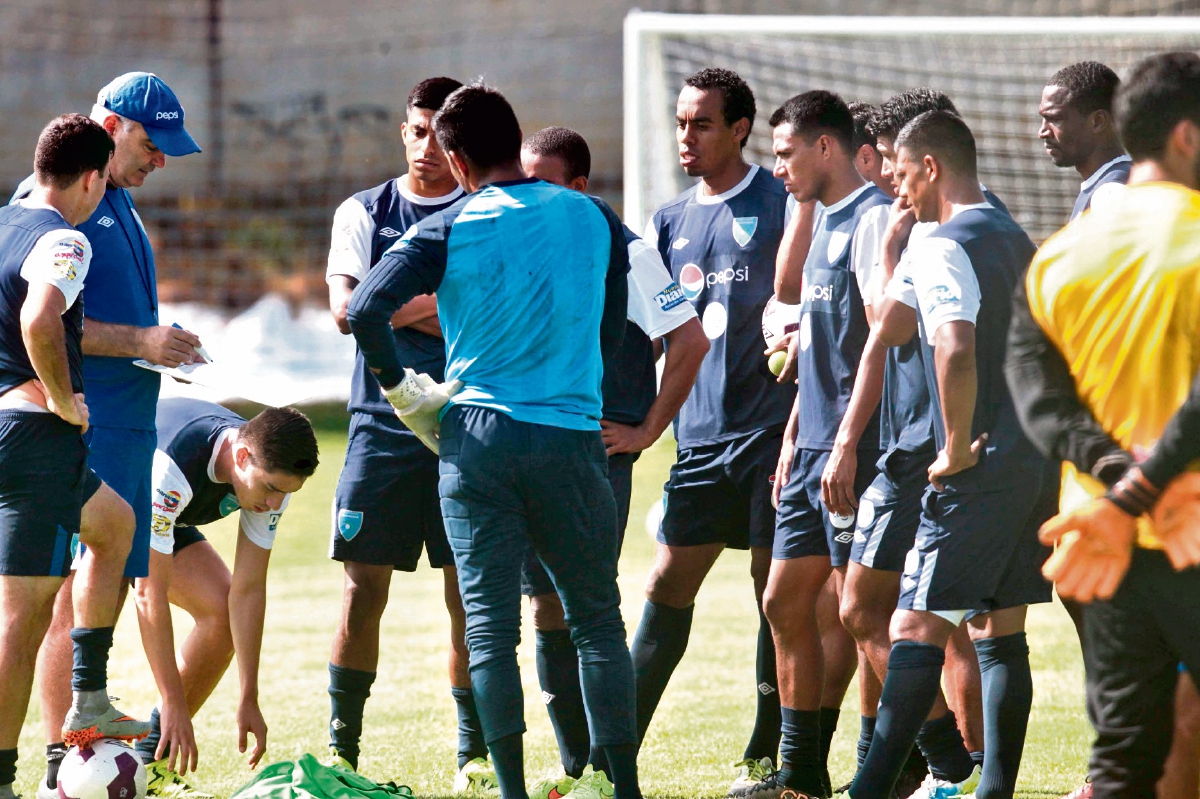 Los seleccionados nacionales saldrán a escena hoy, con la mentalidad de ganar el partido de ida. (Foto Prensa Libre: Norvin Mendoza)