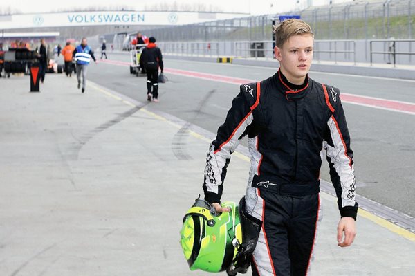 El piloto  Mick Schumacher fue captado mientras abandona el circuito de Oschersleben, Alemania. (Foto Prensa Libre: EFE)