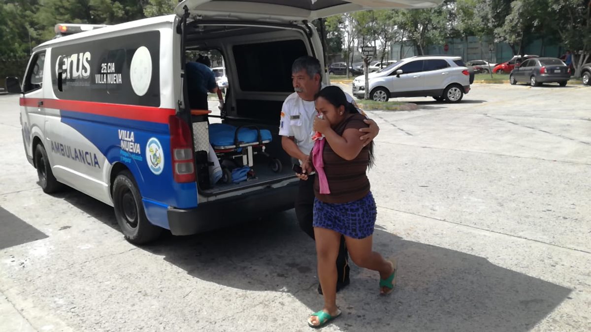 Vecinos de la aldea Chichimeca fueron trasladados a los Hospitales Roosevelt y Hospital Nacional de Amatitlán con síntomas de intoxicación. (Foto Prensa Libre: Cortesía Bomberos Voluntarios)