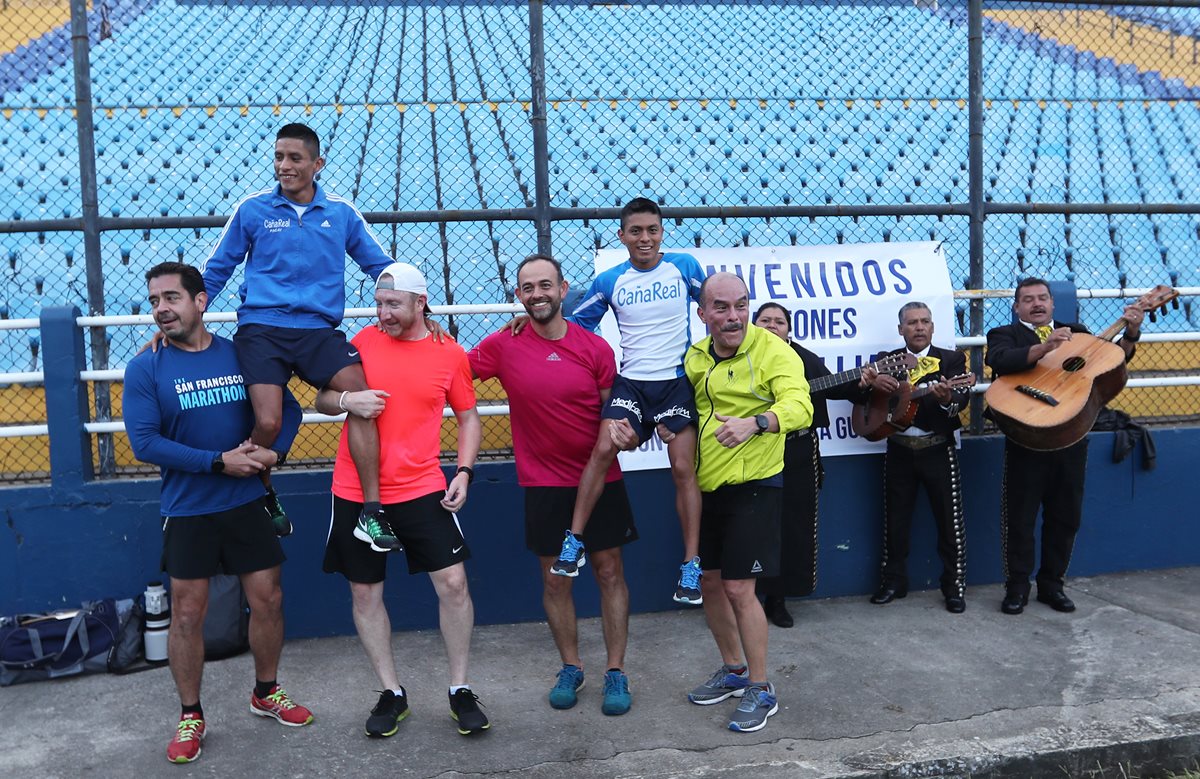 Mario Pacay y Williams Julajuj fueron agasajados en el Doroteo Guamuch Flores, por un grupo de amigos del atletismo. (Foto Prensa Libre: Francisco Sánchez).