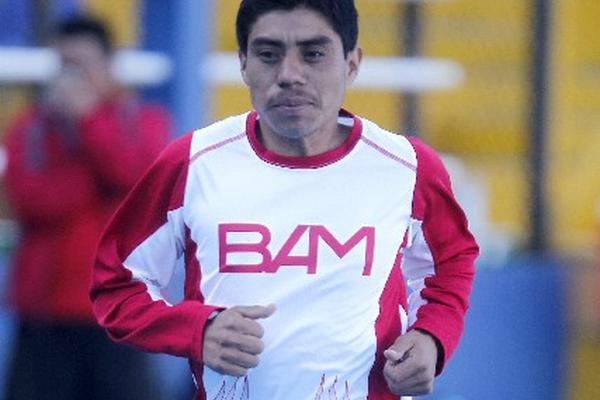 José Carlos Raxón trabajó ayer en la pista del estadio Mateo Flores. (Foto Prensa Libre: Eduardo González)