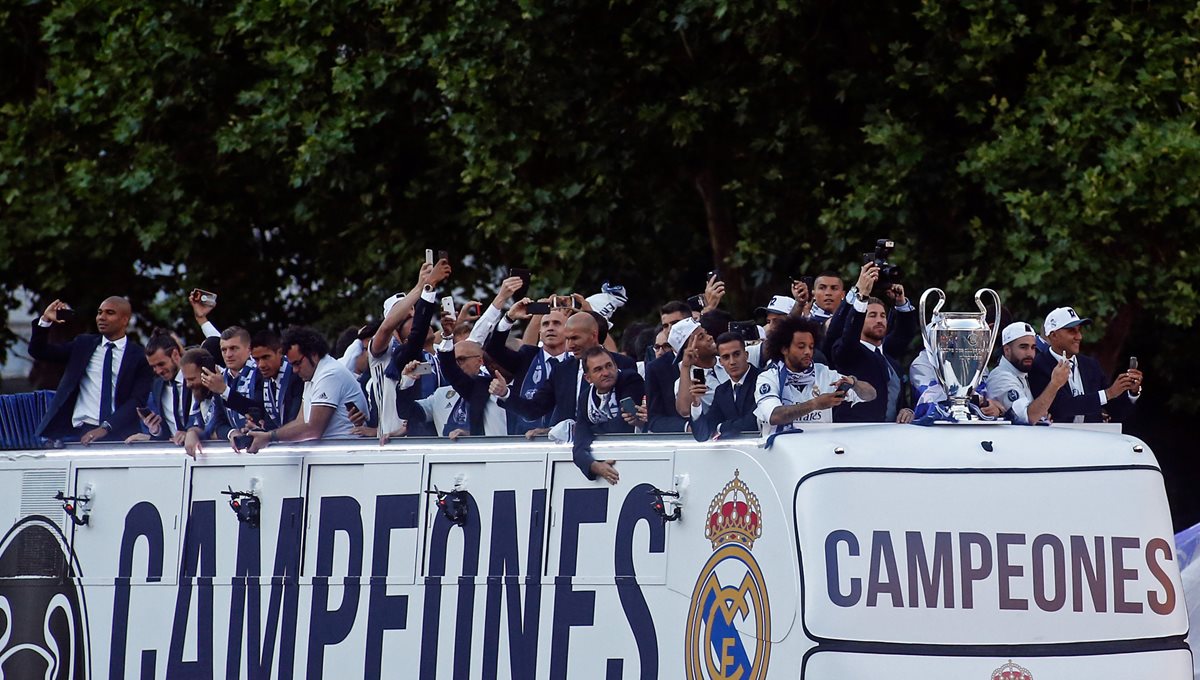 El Real Madrid celebró este domingo la duodécima Copa de Europa en una caravana hacia a la Plaza de Cibeles en la capital española. (Foto Prensa Libre: AFP).